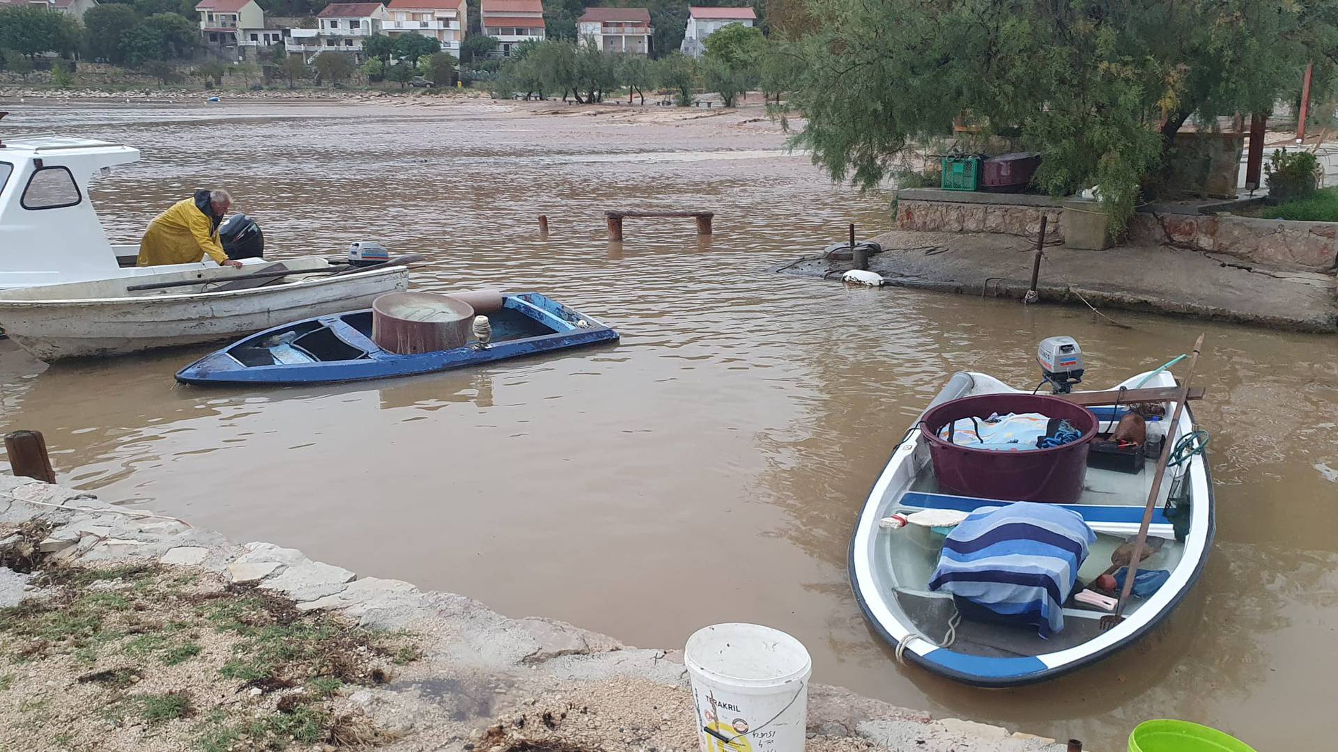 VIDEO Katastrofa kraj Obrovca: 'Umjesto ceste tu je sad rijeka...  plaže nema, kao da je izbrisana'