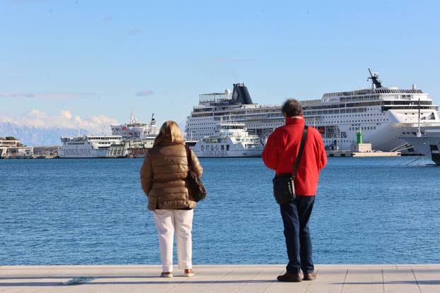 Zubato sunce u Splitu izmamilo je brojne šetače