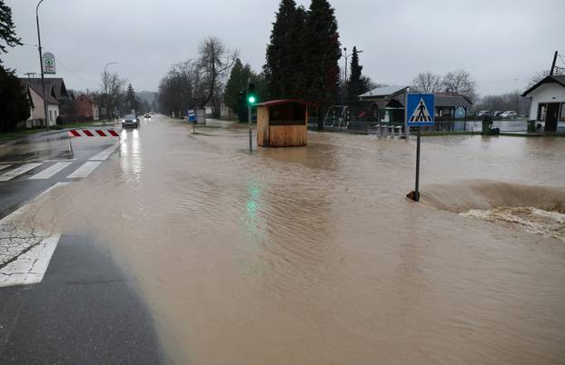 Poplava u Orahovici, voda prijeti kućama