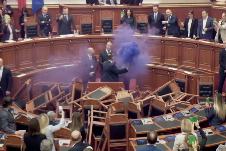 kaos u albanskom parlamentu
