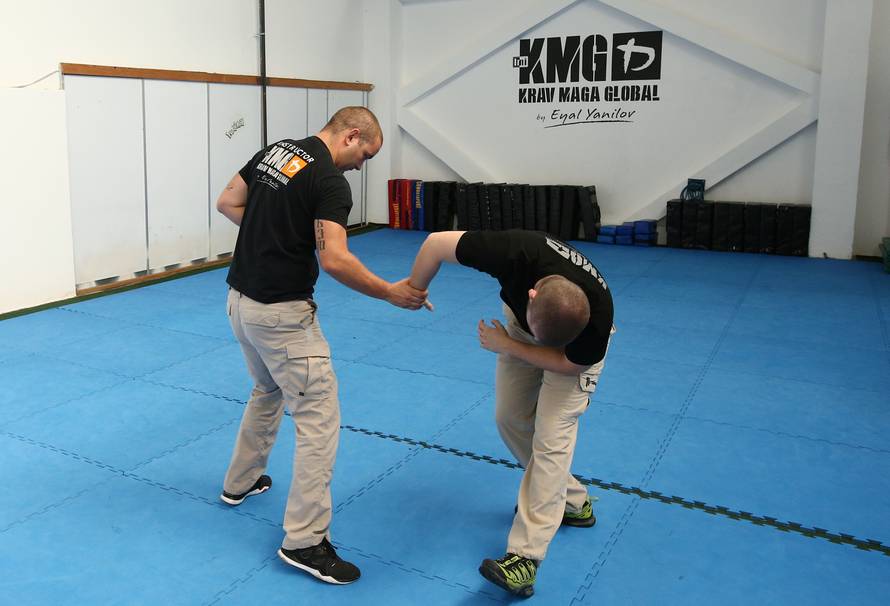 Naučite se spasiti od napada palicom, nožem i pištoljem!