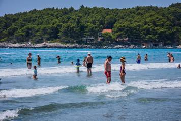Lumbarda: Pjes&ccaron;ana pla&zcaron;a Pr&zcaron;ina na ju&zcaron;noj strani Kor&ccaron;ule 
