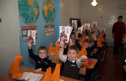 Stigle Srnine mandarine: Djeca s osmijesima dočekala poklon