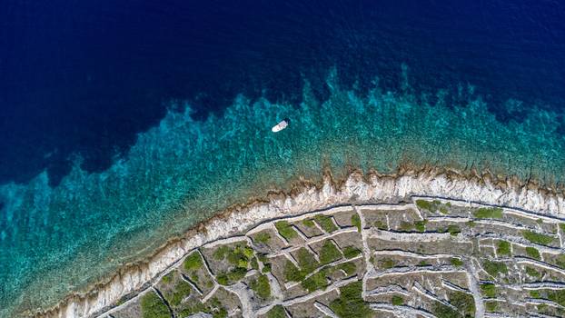 Otok Bavljenac izgleda kao divovski otisak prsta i nezaobilazna je atrakcija u šibenskom arhipelagu