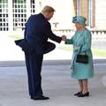 Tako se pozdravlja kraljica?! Trump  zgrabio prste Elizabeti