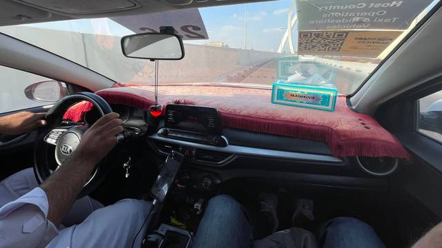 Priča o katarskim taksistima: Radio svira na zahtjev klijenta, a dodatna oprema su - tapetići!