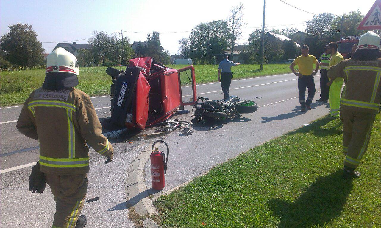 Troje ozlijeđenih: Težak sudar auta i motocikla u Draganiću