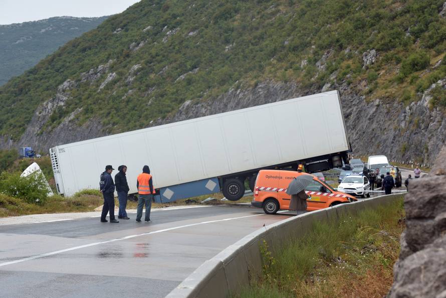 Ostao je visjeti nad ponorom: Kamion sletio sa skliske ceste