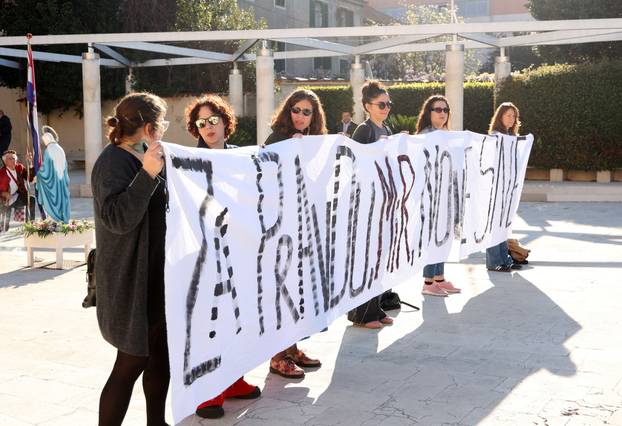 Šibenik:Muški molitelji krunice i protuprosvjednici 