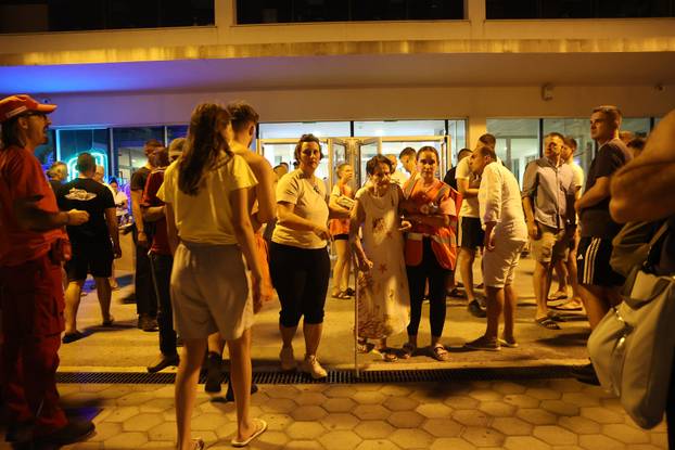 Omiš: Mještani i turisti prenoćili u gradskoj sportskoj dvorani Ribnjak