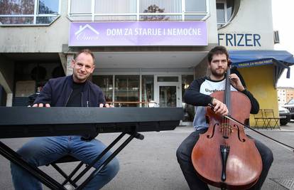 Braća sviraju pred staračkim domom: 'Želimo učiniti ljude sretnima, to je važna stvar'