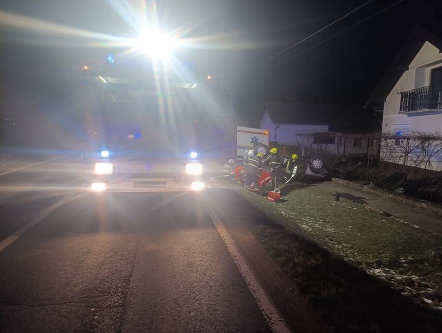 FOTO Dramatične scene iz Suhopolja: Auto završio na krovu. Vozač je bio zarobljen