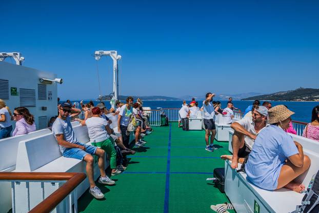 Split: Gužva na trajektu Petar Hektorović na relaciji Split - Vis
