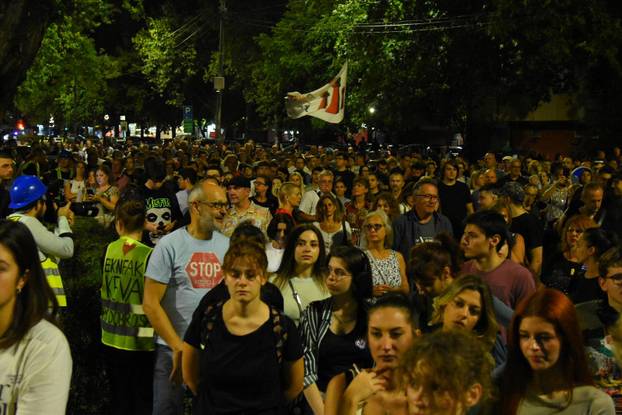 Niš: Ispred Osnovnog suda održan je prosvjed podrške pod nazivom "Svi smo mi Nikolina"