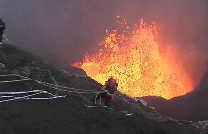 Vulkanska lava mu 'kuhala' samo 15 metara od nogu