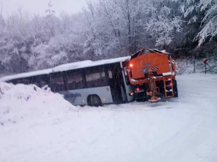 Snježni kaos: Neumorni vozači pomagali jedni drugima na putu