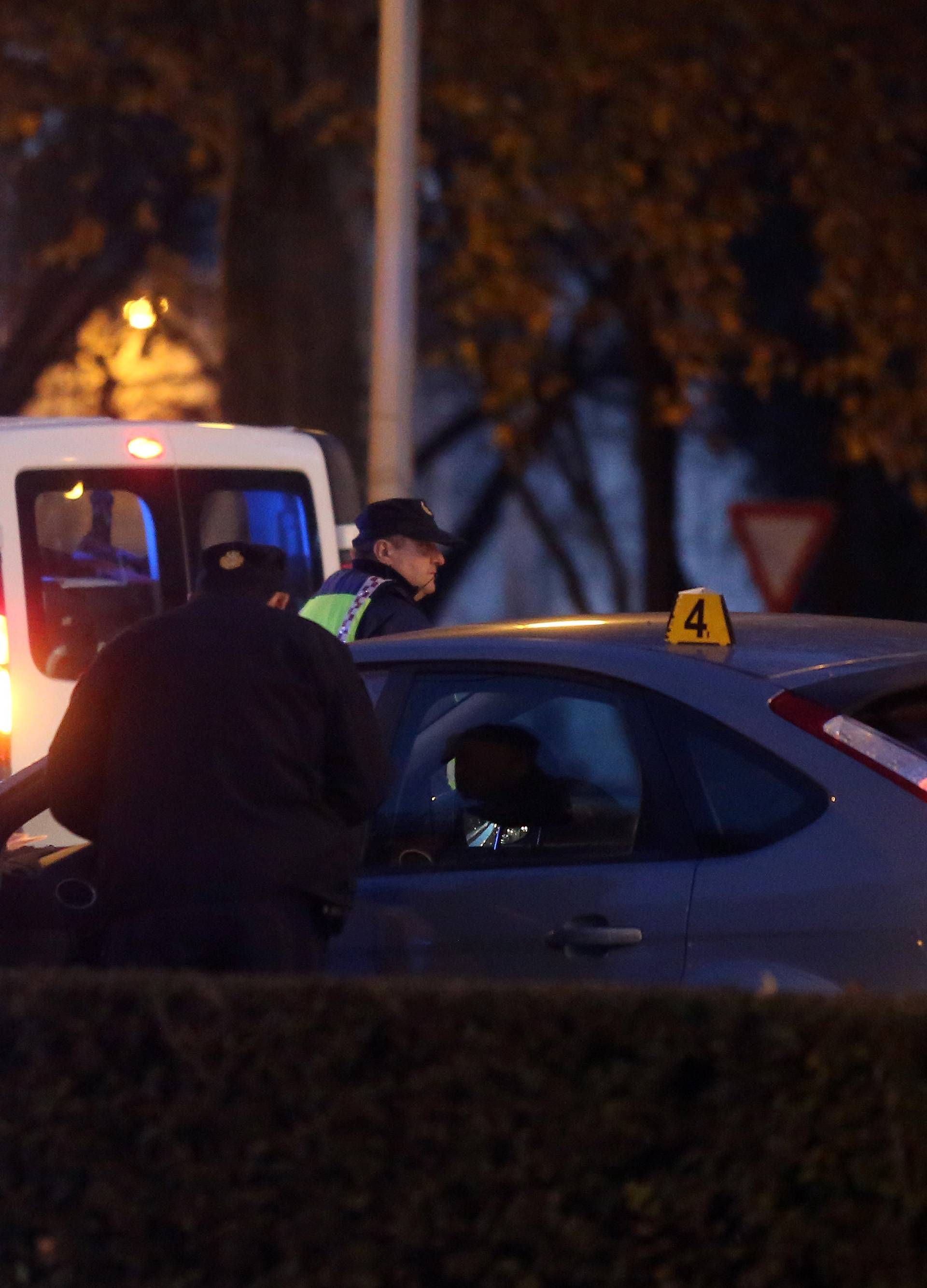 Šok u Zagrebu: Autom probio živicu i zaustavio se na pruzi