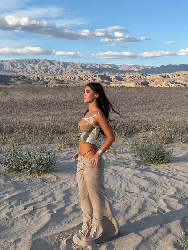 FOTO Proglasili su je kraljicom Coachelle: Seksi Leah grudnjak ne nosi, tangice joj odlično stoje