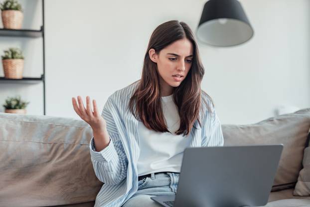 Angry,Young,Woman,Sit,On,Sofa,In,Living,Room,Frustrated