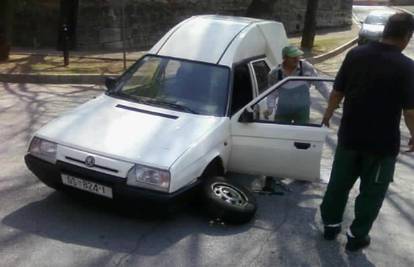 U vožnji mu otpao labavi prednji kotač automobila 