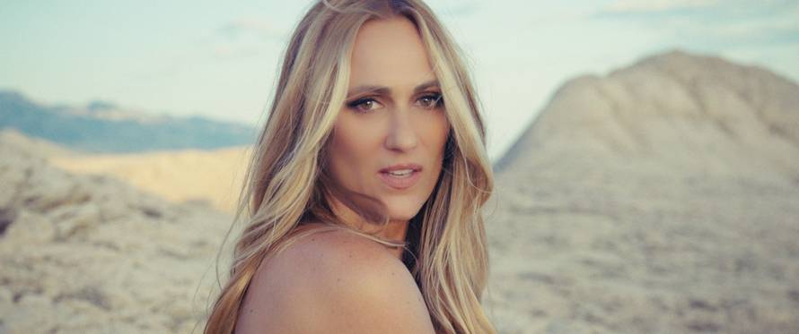 Feminnem novom pjesmom 'Ljubav zna kako se mostovi grade' dira u srca publike