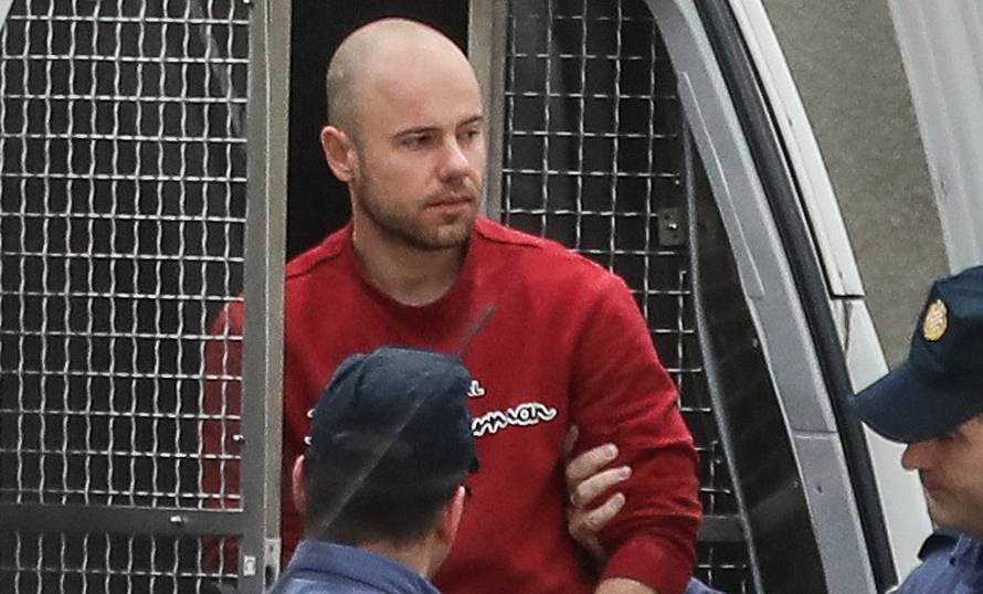 Zagreb: Policija preprećuje Jurja Mesića u prostorije Državnog odvjetništva