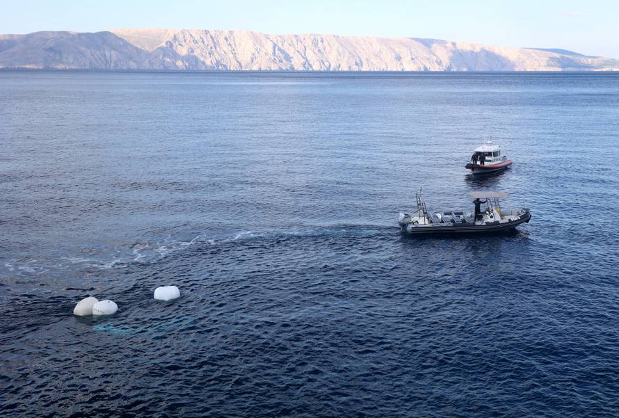Izvlačenje auta iz mora kod Senja, u slijetanju poginulo četvero stranih državljana