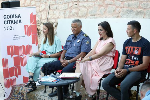 Na Međunarodnom dječjem festivalu  bajke čitali policajci