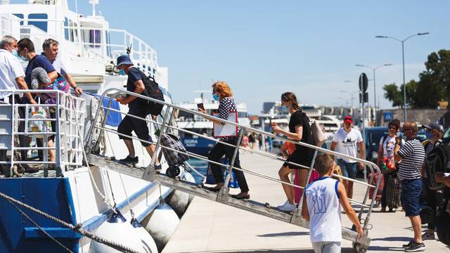 Zadar: Građani i turisti pridržavaju se novih mjera noseći maske