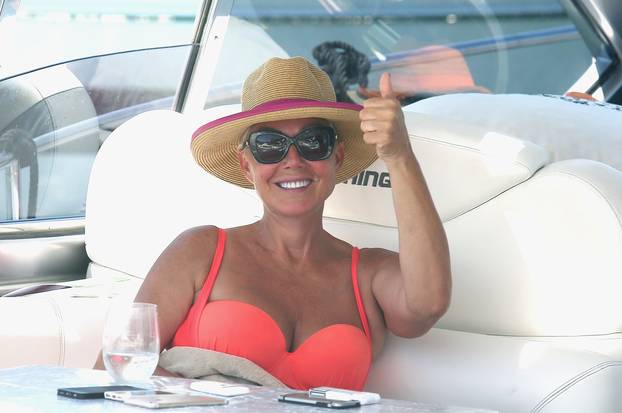 Šibenik: Dobro raspoložena Lepa Brena u atraktivnom kupa?em kostimu uživa na svojoj jahti