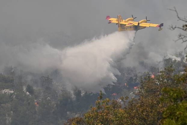 FOTO Kanaderi cijeli dan u akciji: Pogledajte kako gase požare diljem Dalmacije