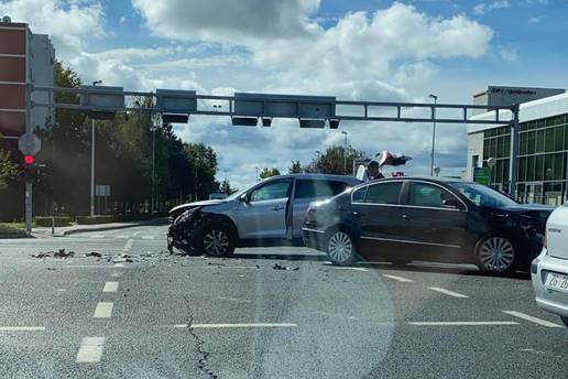 Sudarila se dva automobila u Zagrebu, jedan čovjek ozlijeđen