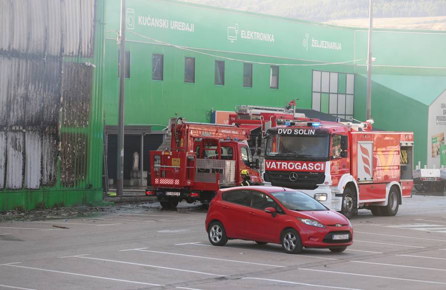 Crni dim nad Kaštelima: Buknuo veliki požar u skladištu Pevexa