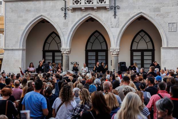 Split: Građani se okupili u spomen na Halida Bešlića na gradskoj Pjaci