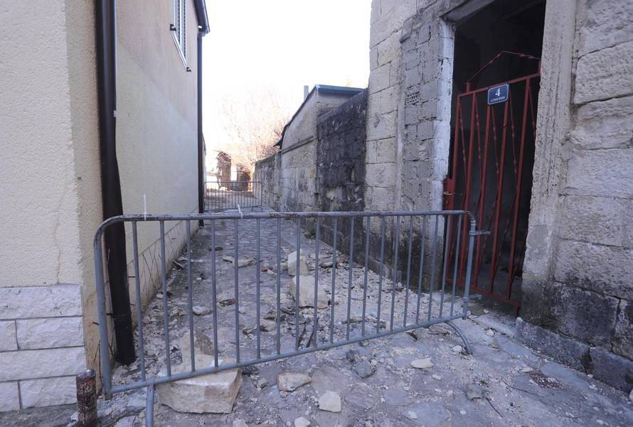 Sinj: Lokacija gdje je na djevojčicu pao kamen s krova trošne kuće