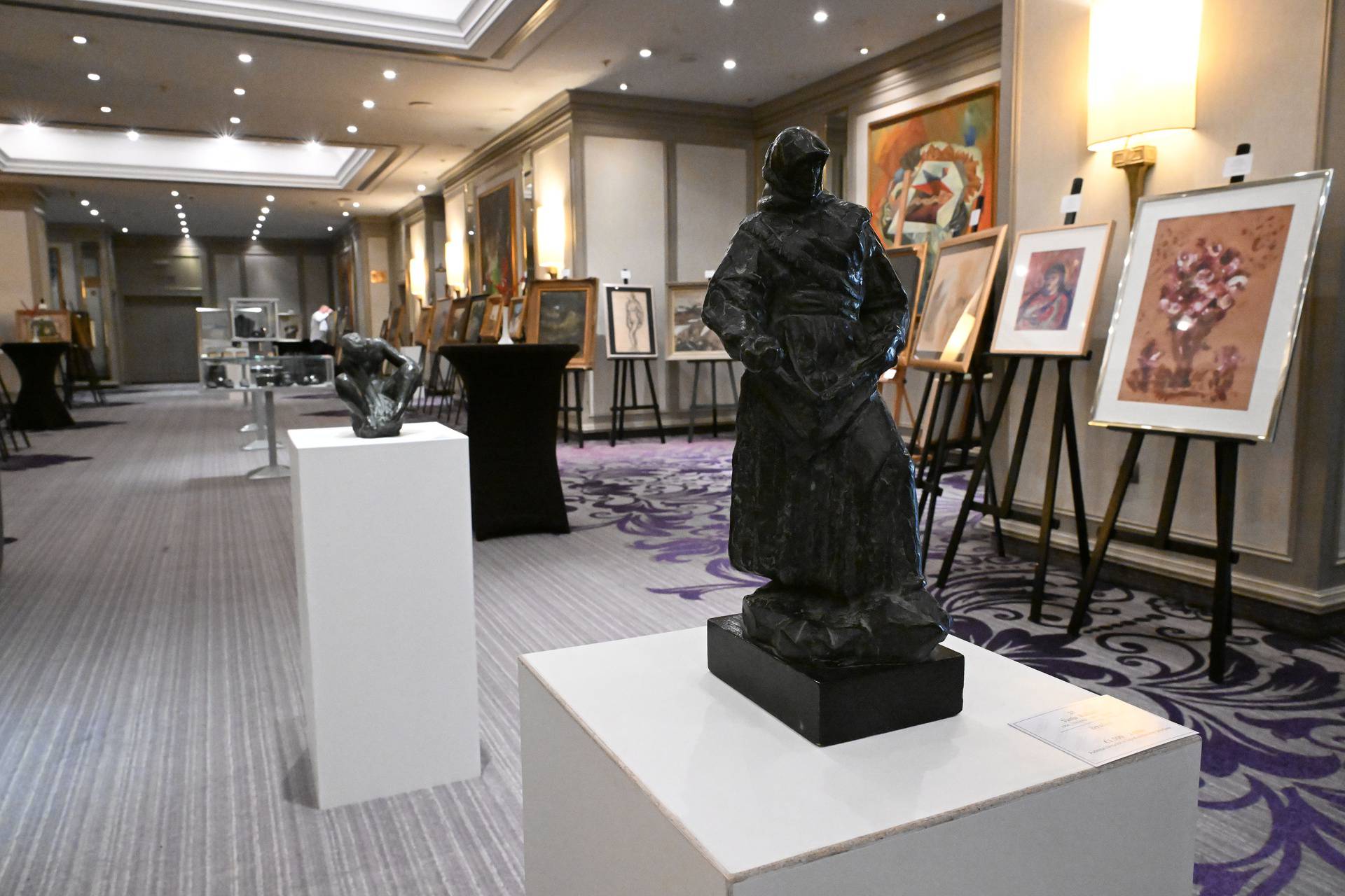 Zagreb: U Hotelu Sheraton izložena su razna umjetnička djela uoči Zimske aukcije aukcijske kuće Artmark Croatia