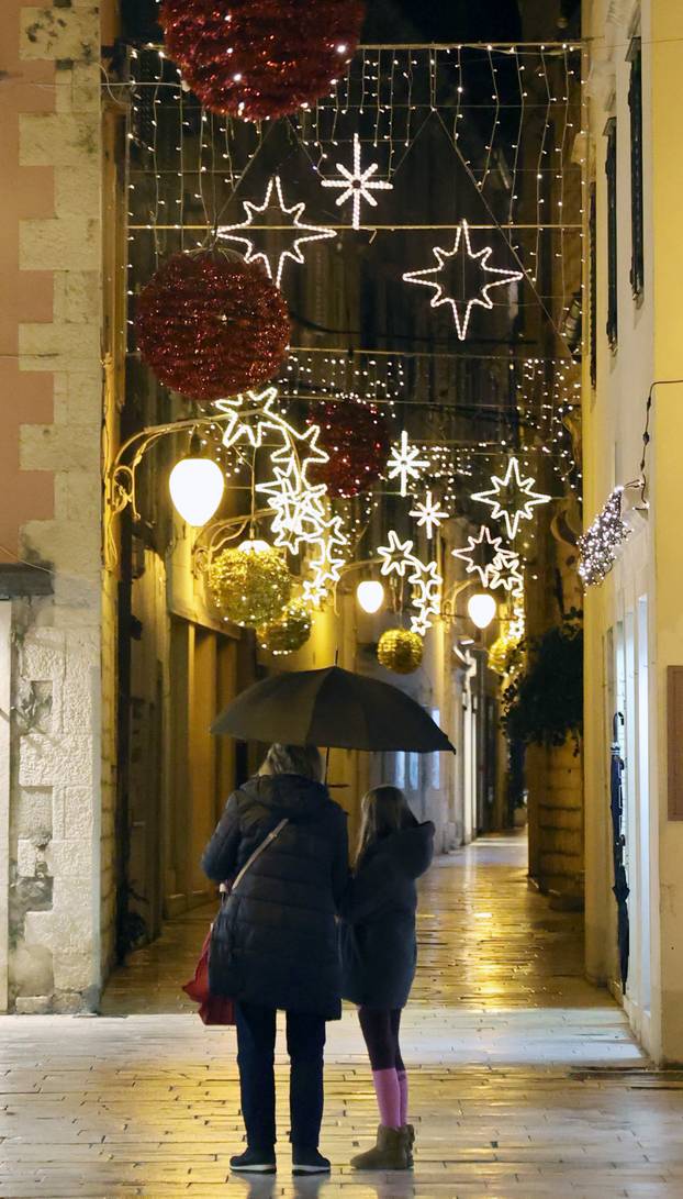 Šibenik zablistao adventskom ukrasnom rasvijetom