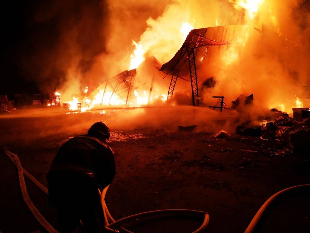 Skladište je gorjelo cijelu noć: Vatra istopila metalno krovište