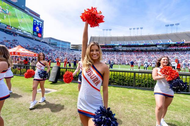 FOTO Zaručnica NBA gorostasa nova Miss Amerike. Razlika u visini je gotovo pola metra!