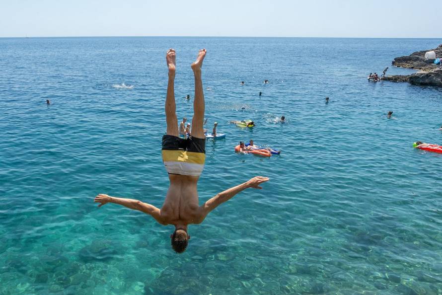 Pula: Havajska plaža na Verudeli raj je za kupače i ljubitelje skokova sa stijena