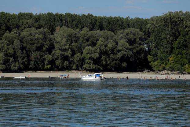 Vukovar: Gra&dstrok;ani iskoristili vru&cacute;e ljetne dane za odmor na Vukovarskoj Adi 