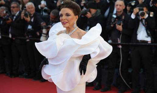 Joan Collins (92) u &scaron;tiklama i bijeloj haljini je zasjenila sve!