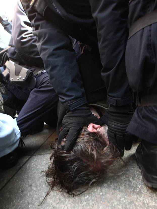 ARHIVA: Zagreb: Na prosvjedu protiv EU policija grubo privela nekolicinu prosvjednika