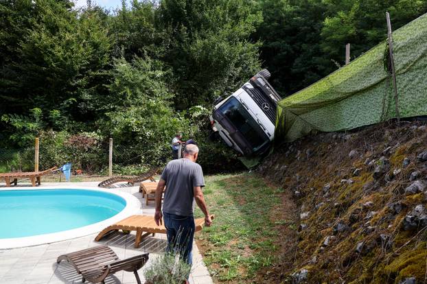 Jastrebarsko: Kamion probio ogradu kuće za odmor