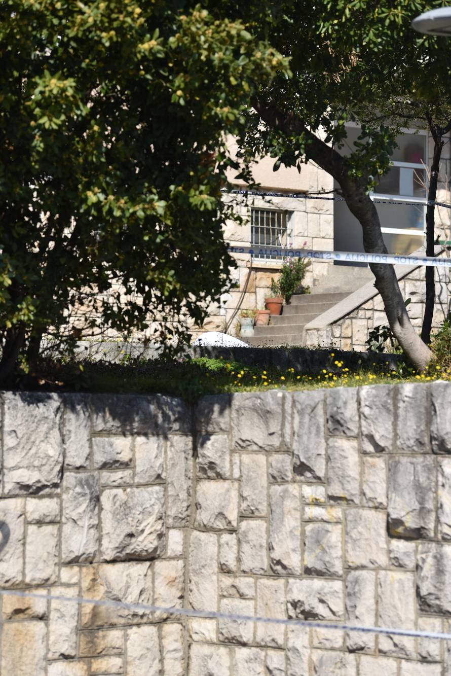 Ploče: Policijski očevid na mjestu gdje je u pucnjavi ubijen maloljetnik