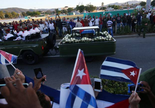 People watch the cortege carrying the ashes of Cuba