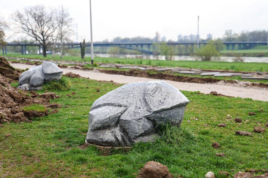 Zagreb: Skulptura tri žabe na savskom nasipu u parku skulptura