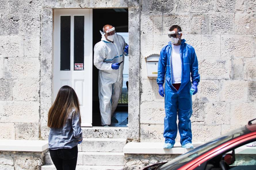 Stanovnici općine Nerežišća čekaju u redu na testiranje na COVID-19