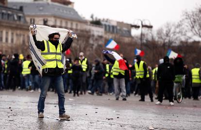 Od 1.000 do 2.000 'žutih prsluka' prosvjedovalo u Parizu