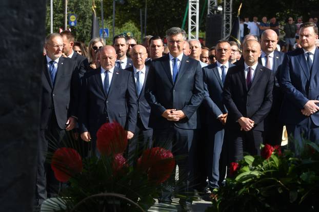 Knin: Predsjednik Vlade Andrej Plenković i članovi Vlade položili su vijence ispred Spomenika hrvatske pobjede „Oluja 95“